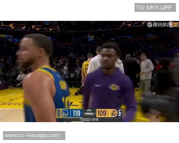 布朗尼被包夹失误库里反击背传希尔德意外失球引发争议