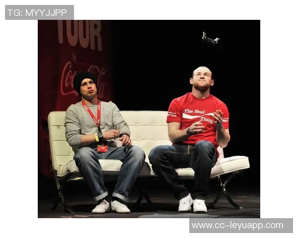 哈维西蒙斯与鲁尼亲密对话合影分享表达深切敬意与荣幸之情